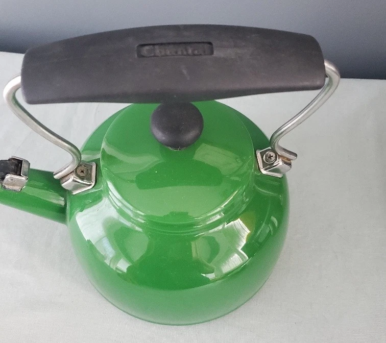 Tetera Chantal Kelly esmalte verde sobre silbato de acero tetera 1,7 qt Foto 2 de 4