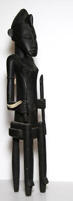 African or Oceanic Objects, Sitzendem Figur Mit Zwei Spears, Carved Holz & Lack