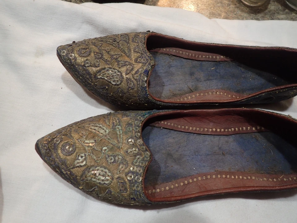 Zapatos planos antiguos bordados para dama azul oscuro lentejuelas costuras doradas Foto 2 de 4