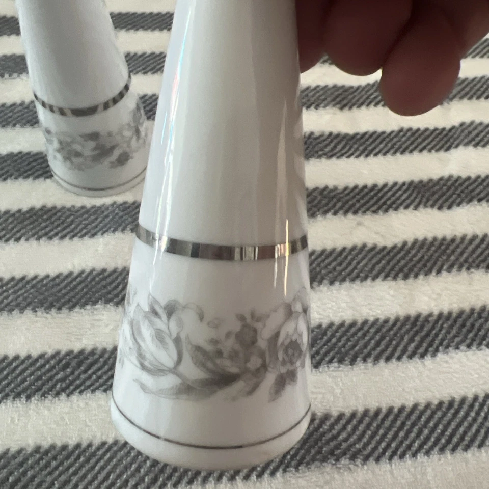 Elegante conjunto de sal e pimenta floral de porcelana feito no Japão - Imagem 2 de 4