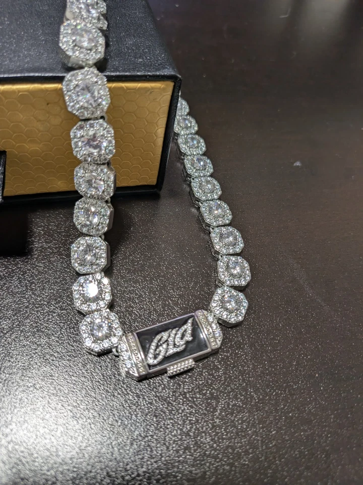 Collar con racimo de diamantes enchapado en oro blanco de 18 pulgadas y 18 k Foto 2 de 3