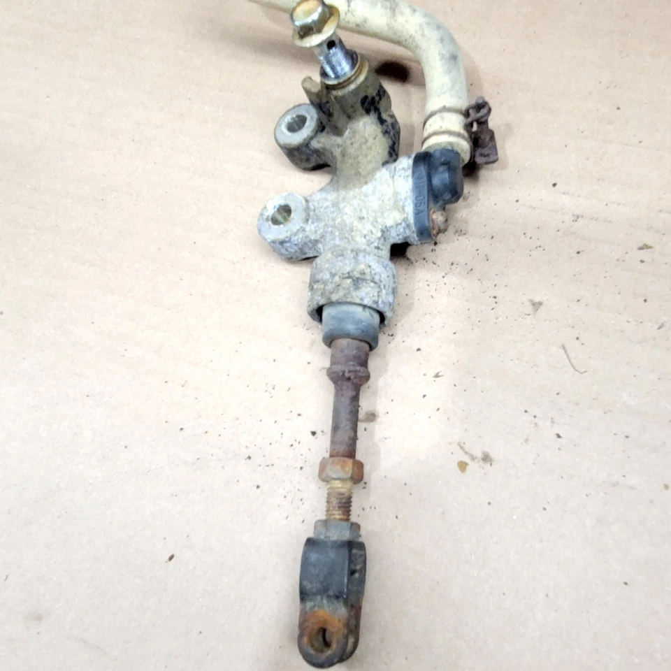 87-93 SUZUKI QUADRUNNER 230 OEM ГЛАВНЫЙ ЦИЛИНДР ЗАДНЕГО ТОРМОЗА С РЕЗЕРВУАРОМ - Изображение 2 из 4