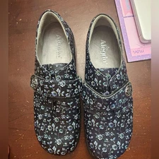 Allegra woman’s nurse size 41 Joleen Lauryn slip on flat daisy navy Mule new