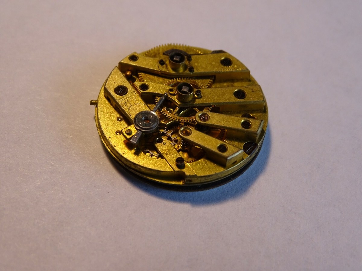 Vrac De Pièces Horlogères Anciennes – Mouvements, Boîtiers Et Fournitures Pour Montres Vintage (LIP, Zénith Et Autres)
