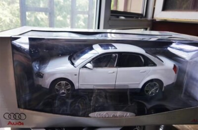 Audi A4 ホワイト ミニカー　1/18 白 Amazon | アウディ特注 1/18 アウディ A4 S-ライン (ホワイト) 2021