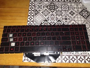 Gaming Laptop Tastatur HP Omen 15-dc – Rot beleuchtet – guter Zustand