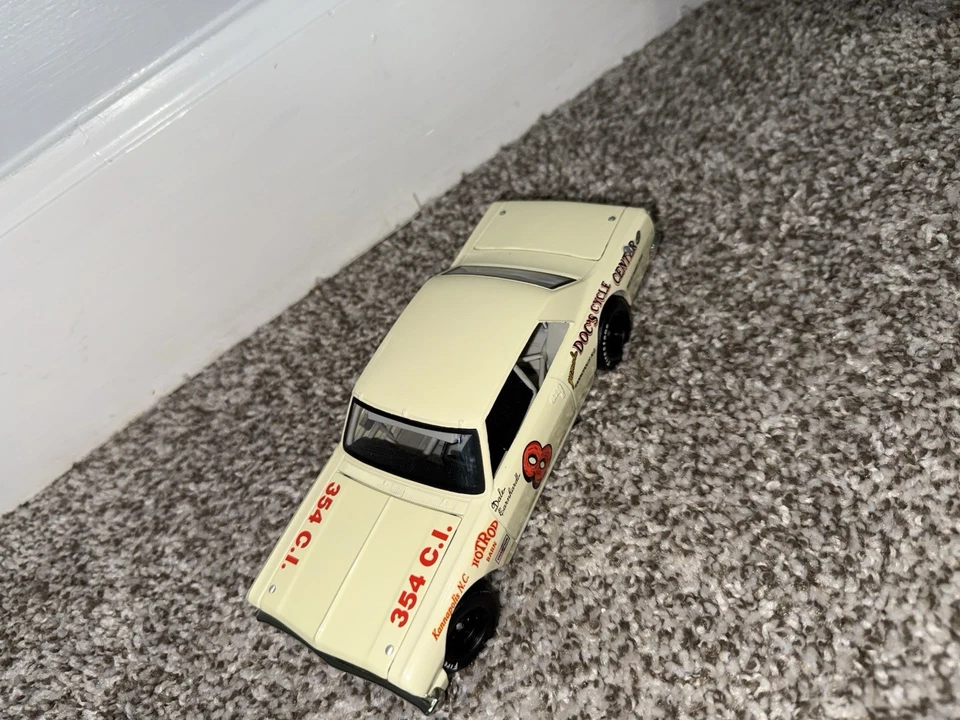 Chevelle Doc's Cycle Center diecast 1/24 Dale Earnhardt 1964 por acción Foto 2 de 2