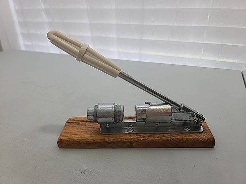 Vintage REED'S ROCKET NUT CRACKER - Picture 3 of 5