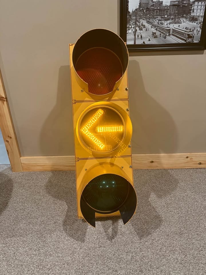 Mancave Christmas Idea Authentic Eagle Durisig Traffic Light 12"  LED Arrows  X