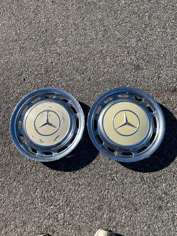 Fábrica 1969 a 1983 Mercedes Benz 240D 450 SEL Pagoda calotas creme arranhado - Imagem 2 de 4