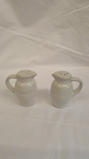 Le Creuset Stoneware Salt And Pepper Shakers (H13)