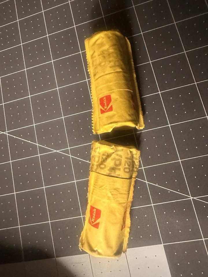 2 профессиональных рулона пленки Kodak 120 — винтажные с истекшим сроком годности средний формат - Изображение 2 из 2