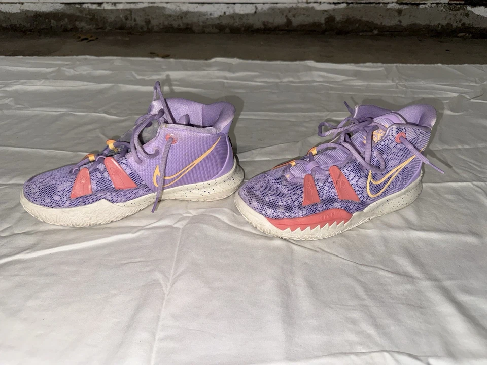 Size 7 (GS) - Nike Kyrie 7 Mid Daughters - Image 4 of 4