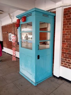 FOTO SUDBURY TOWN UNTERIRD STATION (PICCADILLY LINE) EINE PERSONAL TELEFONBOX