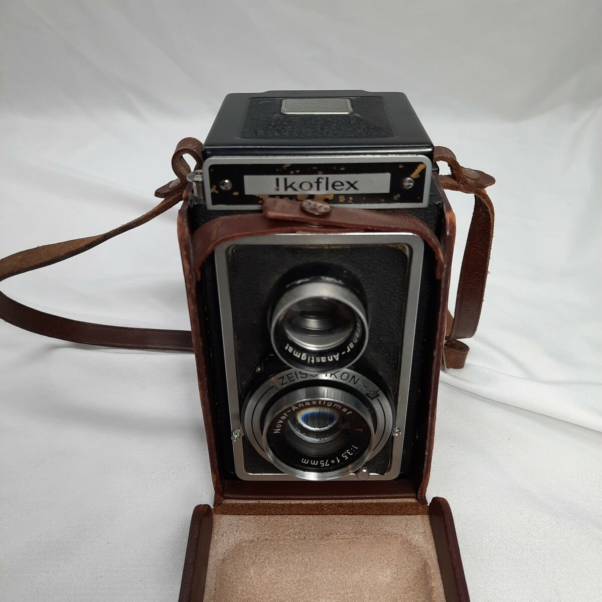 Vintage Ikoflex Zeiss Ikon 1:3,5 f=75mm Camera With Original Vintage Ikoflex Zeiss Ikon 1:3,5 f=75mm Camera With Original