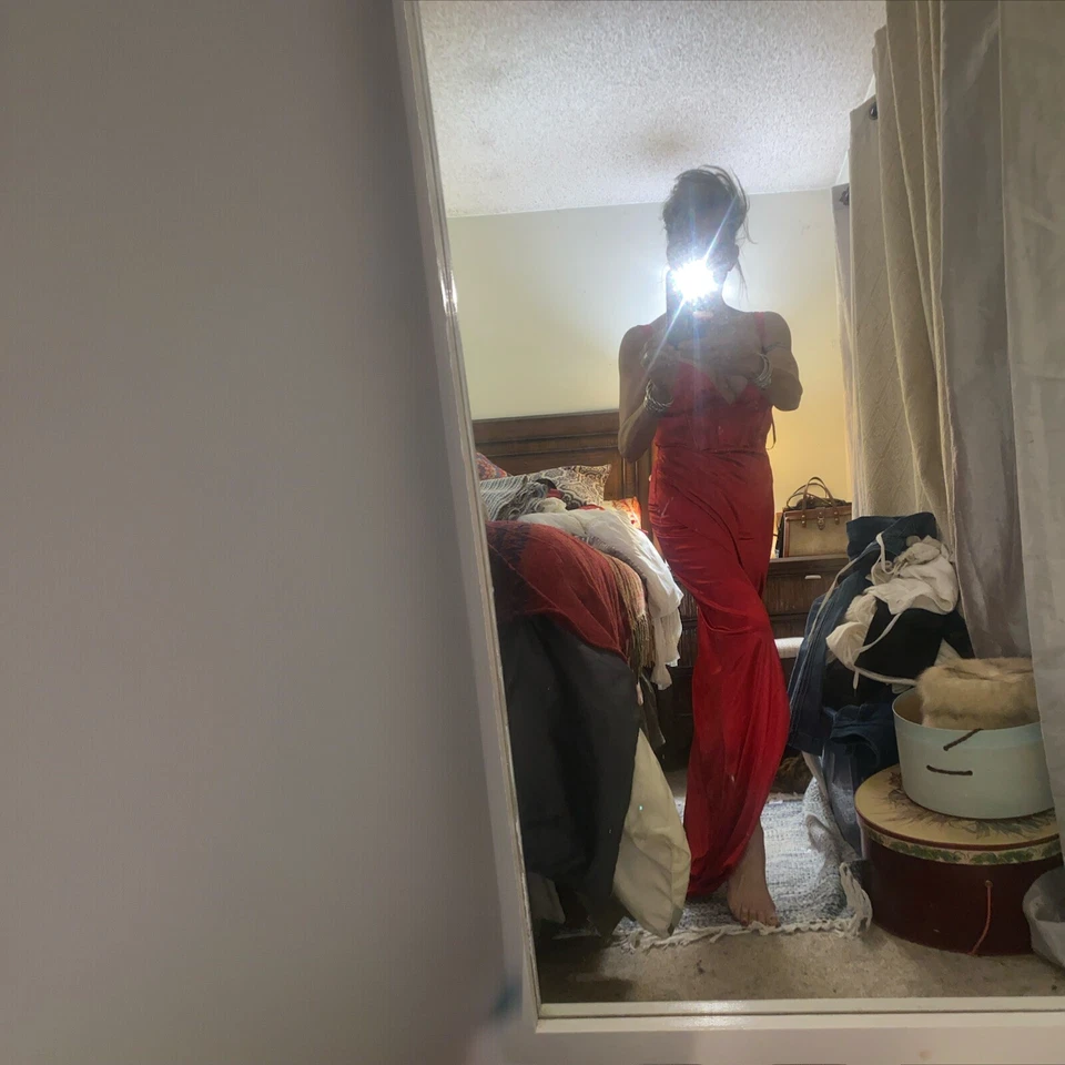 Vestido de noche rojo satinado  Foto 2 de 4