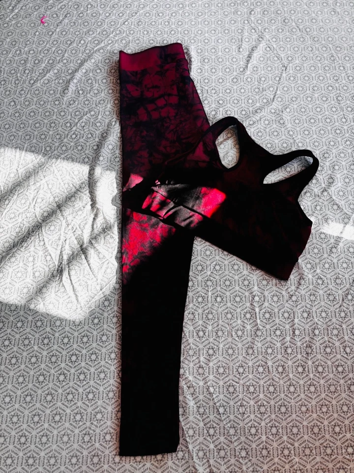 Nike Dri-fit Pro Conjunto de 2 Piezas Sujetador Acolchado Top y Leggings. Colores Rojo y Negro S. Foto 2 de 2