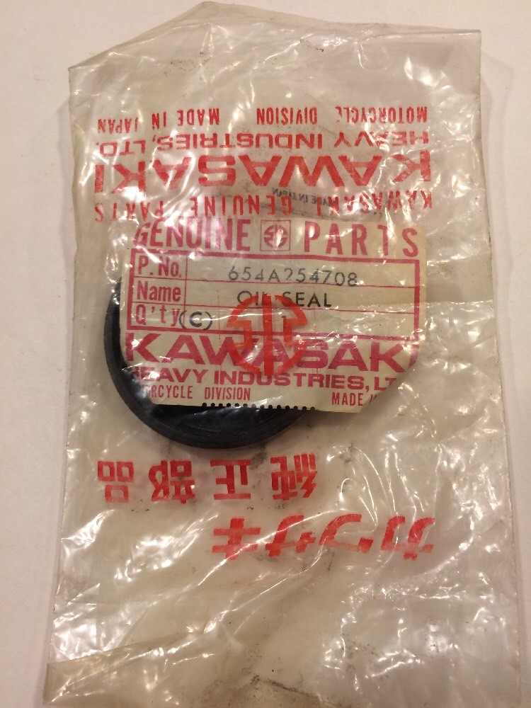 KAWASAKI W1,W2SS,H1,KZ1000,F8,F81M,F5,F9 NOS OEM REAR HUB OIL SEAL