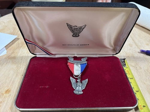 1970's BOY SCOUT BE PREPARED EAGLE RIBBON PIN AWARD + STORAG BOX