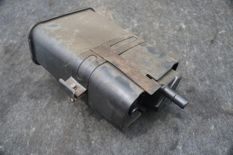 Evaporador de bote de carbón de vapor de combustible 17113332 OEM Chevrolet Corvette C6 00-13 Foto 2 de 4