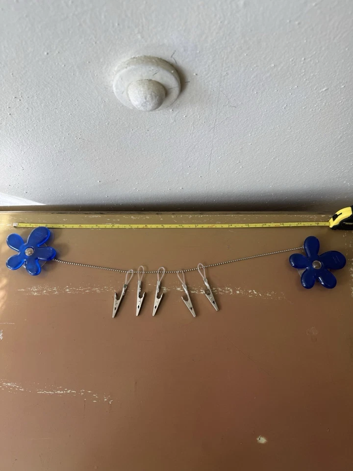 Cadena de exhibición de imágenes Koziol con clips y ventosas de flores de goma azul Foto 2 de 4