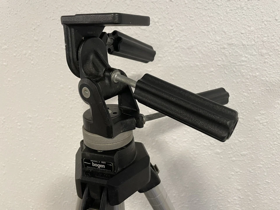 Bogen Manfrotto Professional Tripod 3021 Tripod w/ #141 Mount - Image 4 of 4