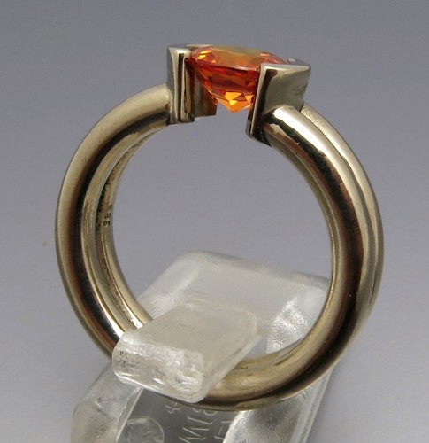 DISEÑO MADURO - ELEGANTE ANILLO TENSOR COLOR - SAFIR SINTÉTICO - ORO BLANCO 585 - Imagen 8 de 8