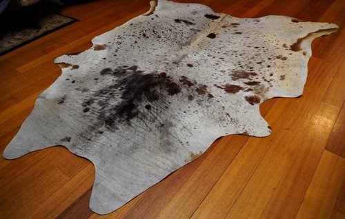 A Big & Beautiful Branded Tri Coloured Cowhide Rug - Bild 7 von 9