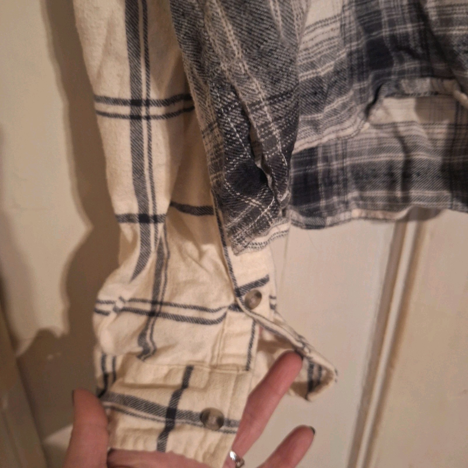 Universal Thread Oversized Cropped Plaid Shirt Bl… - image 5