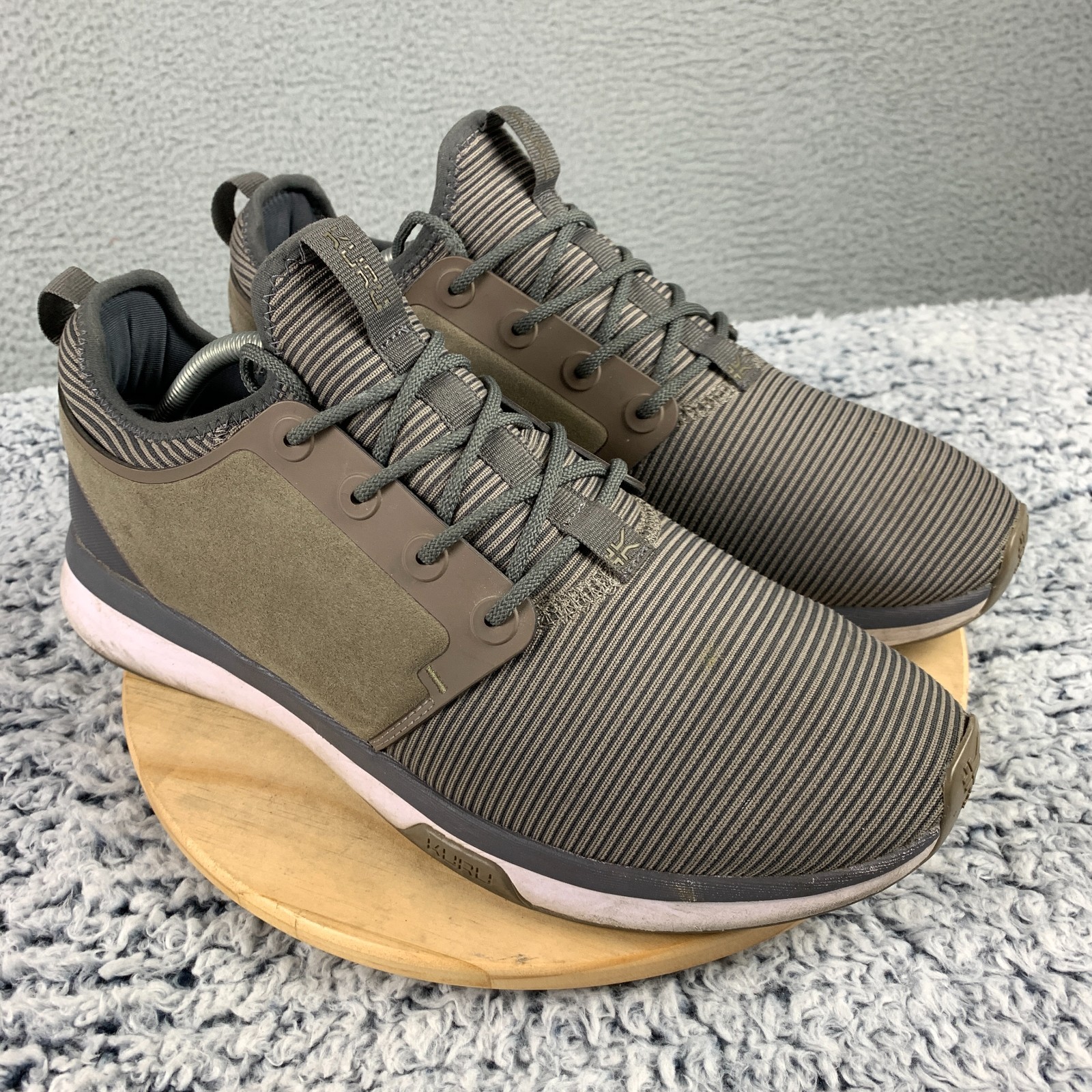 SAOLA Scarpe Kuru Atom Uomo 11 5 M Mountain Sage Bianco Grigio Fumo Sneakers a Rete con Lacci