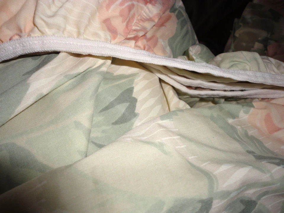 VINTAGE MARTEX MAGGIE ROSE PEACH GREEN FLORAL RUFFLED (6P) TWIN SHEET SET - Image 3 of 4