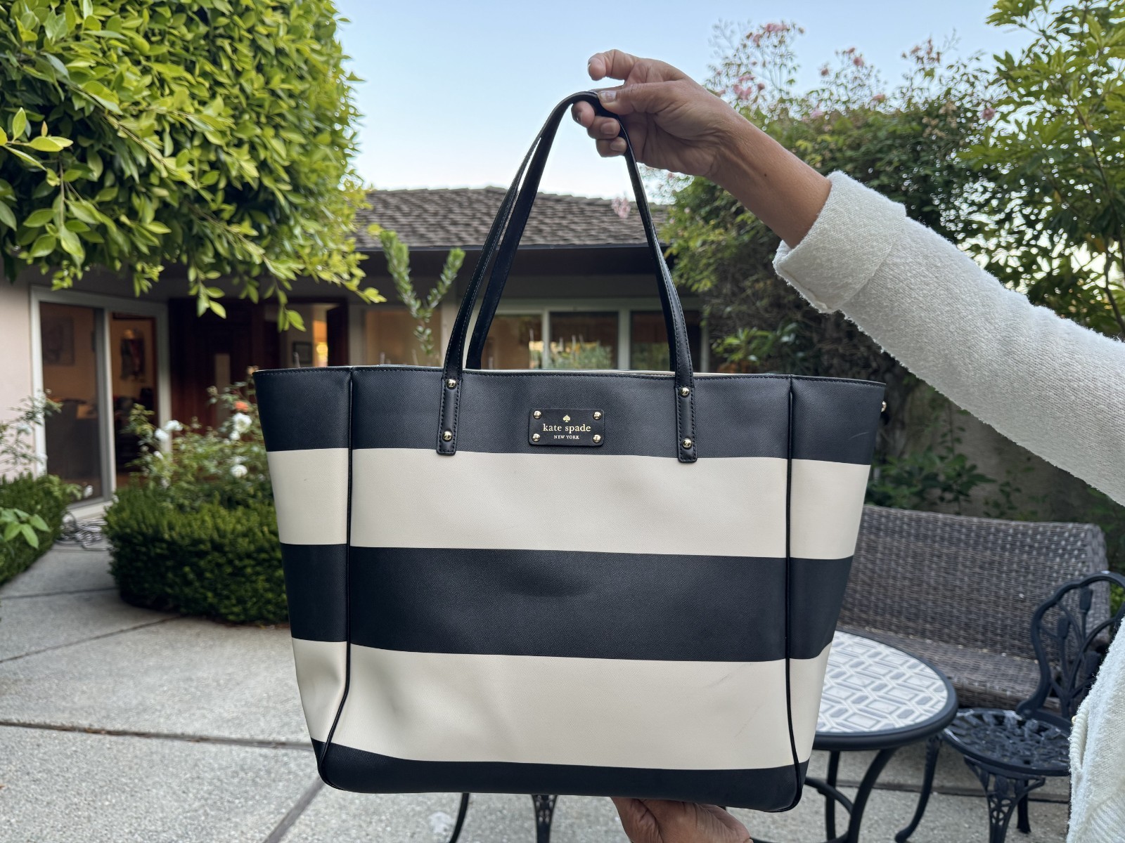 Kate Spade Ellison Avenue Sidney Large Tote used good condition w/pouch leather