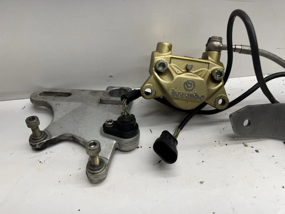 93-99 Ducati Monster 900 M900 1999 juego trasero derecho pedal pie soporte Foto 3 de 4