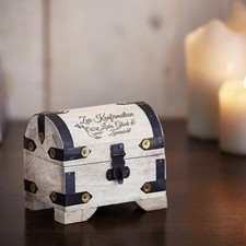Monsterzeug Mini Geldgeschenk - weiße Schatzkiste graviert zur Konfirmation