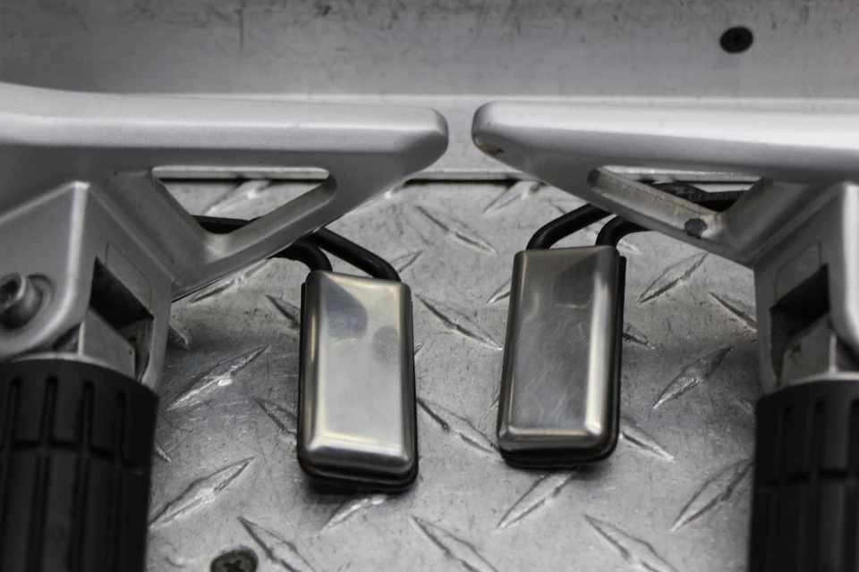 2006 年 YAMAHA FJR1300A ABS 前脚踏板套装带两个出口支架 — 第 2/4 张图片