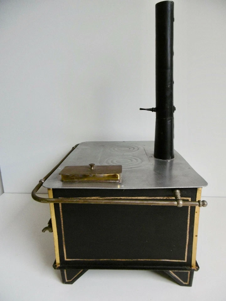 JOUET ANCIEN - IMPOSANT CUISINIÈRE/FOURNEAU EN TÔLE PEINTE ALU ET LAITON - Photo 3/4