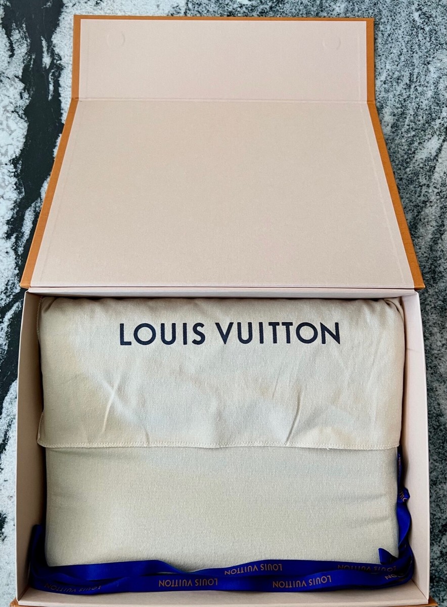 Louis Vuitton Roman MM Taiga Messenger Bag Black Leather W12 Louis Vuitton Roman MM Taiga Messenger Bag Black Leather W12