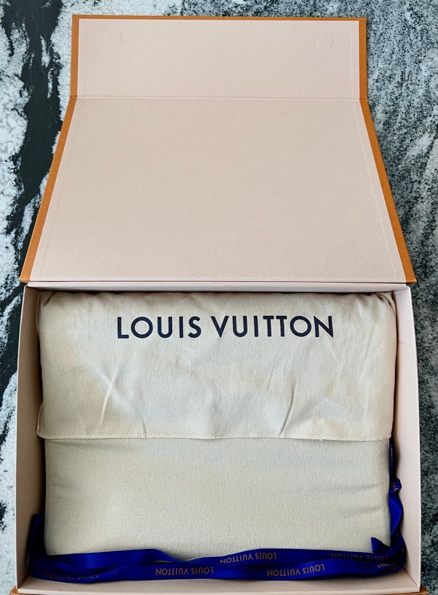 Louis Vuitton Ardoise Taiga Leather Roman MM Messenger Bag at 1stDibs   louis vuitton taiga messenger bag, fake louis vuitton messenger, louis  vuitton roman mm