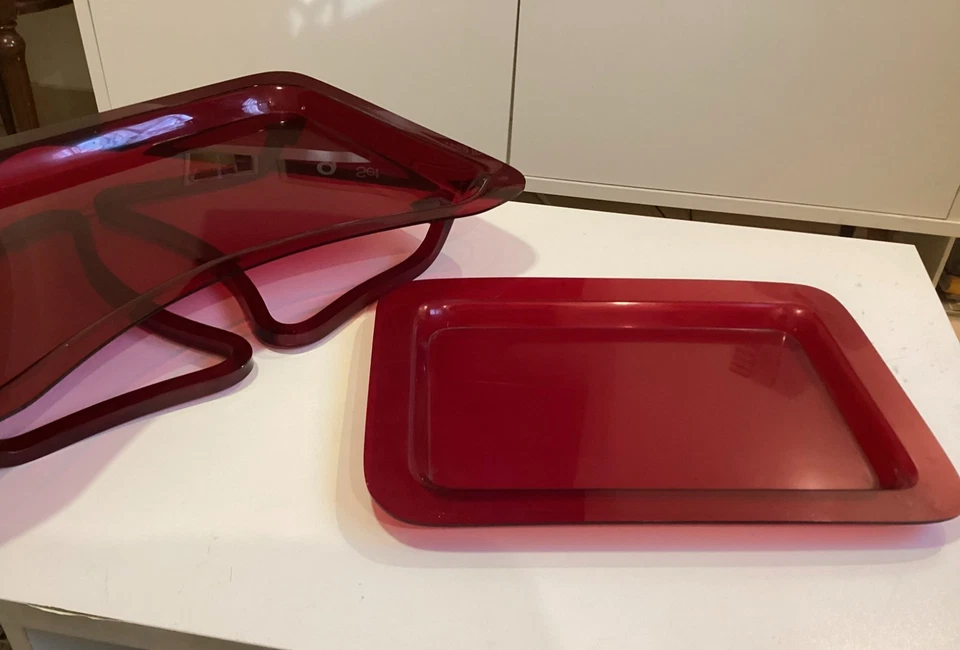 VINTAGE BREAKFAST BED TRAY TABLE FOLDING LEGS. ACRYLIC. BURGUNDY - Image 2 of 4