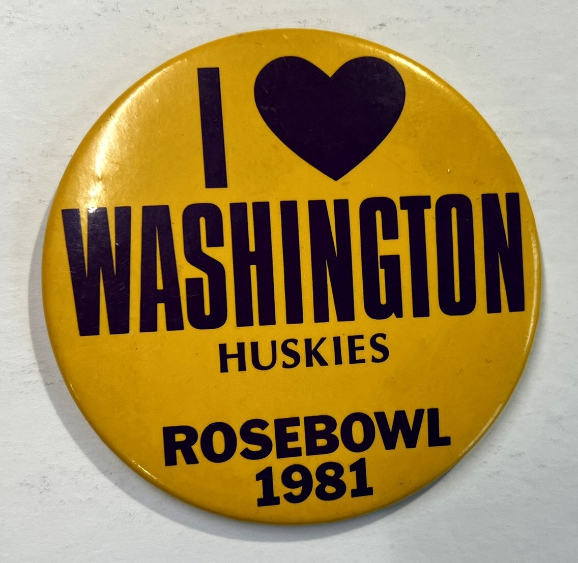 WASHINGTON HUSKIES ORIGINAL 1981 ROSE BOWL GIANT PINBACK WASHINGTON HUSKIES ORIGINAL 1981 ROSE BOWL GIANT PINBACK