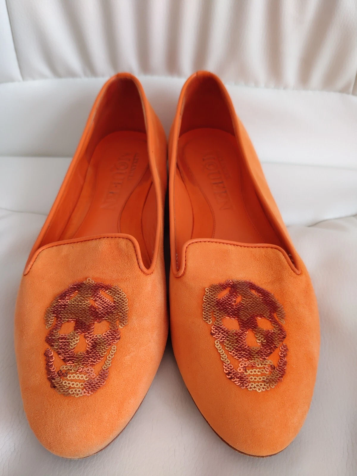 Scarpe da balletto in pelle scamosciata arancione Alexander McQueen paillettes teschi pantofole mocassini