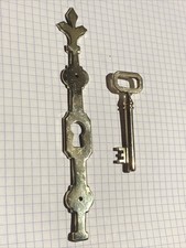 ornement entrée de serrure ancienne avec une Clé ￼ Diamètre Extérieur ￼5