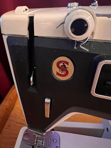 Vintage Portable Singer Diana 560 Sewing Machine (Works--See Video) - Picture 2 of 10