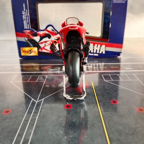 New MAISTO DIECAST MOTOGP YAMAHA YZR-M1 GAULOISES FORTUNA CARLOS CHECA 2004 - Picture 8 of 9