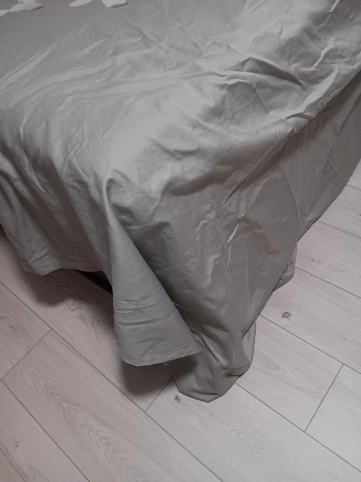 Edredón West Elm Moonflower Luxe algodón satén king gris, blanco  Foto 3 de 4