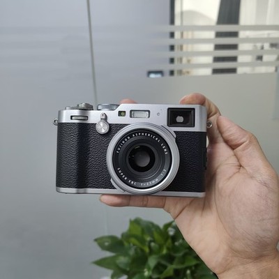 Fujifilm X100F 24.3 MP APS-C Digital Camera w/23mm f2 Lens - 95% New