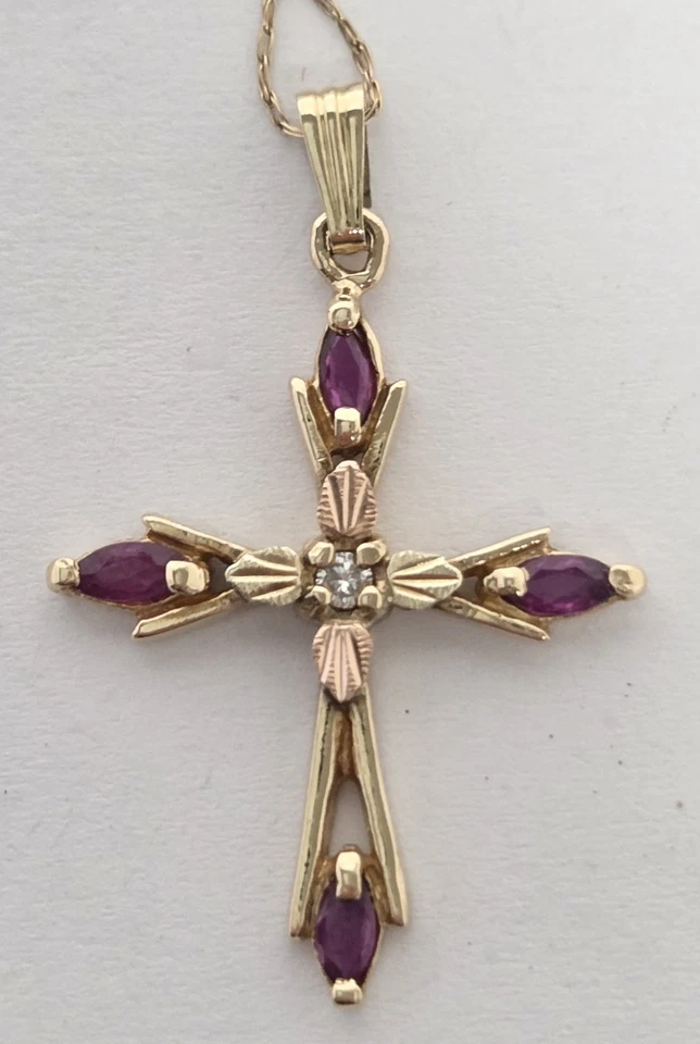 Collar Colgante Cruz Rubí Diamante Oro Colinas Negras 10K Cadena 20" De Colección Landstrom Foto 2 de 4