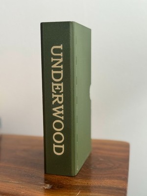Underwood Atlas Series Stereoview Storage Box, Green / Tan, Fits 15 - 25 Cards