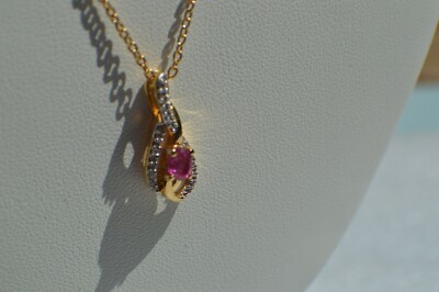 0,70ct Niassa Rubin / Zirkon Anhänger mit 20'' Kette 14K Gelbgold über Feinsilber