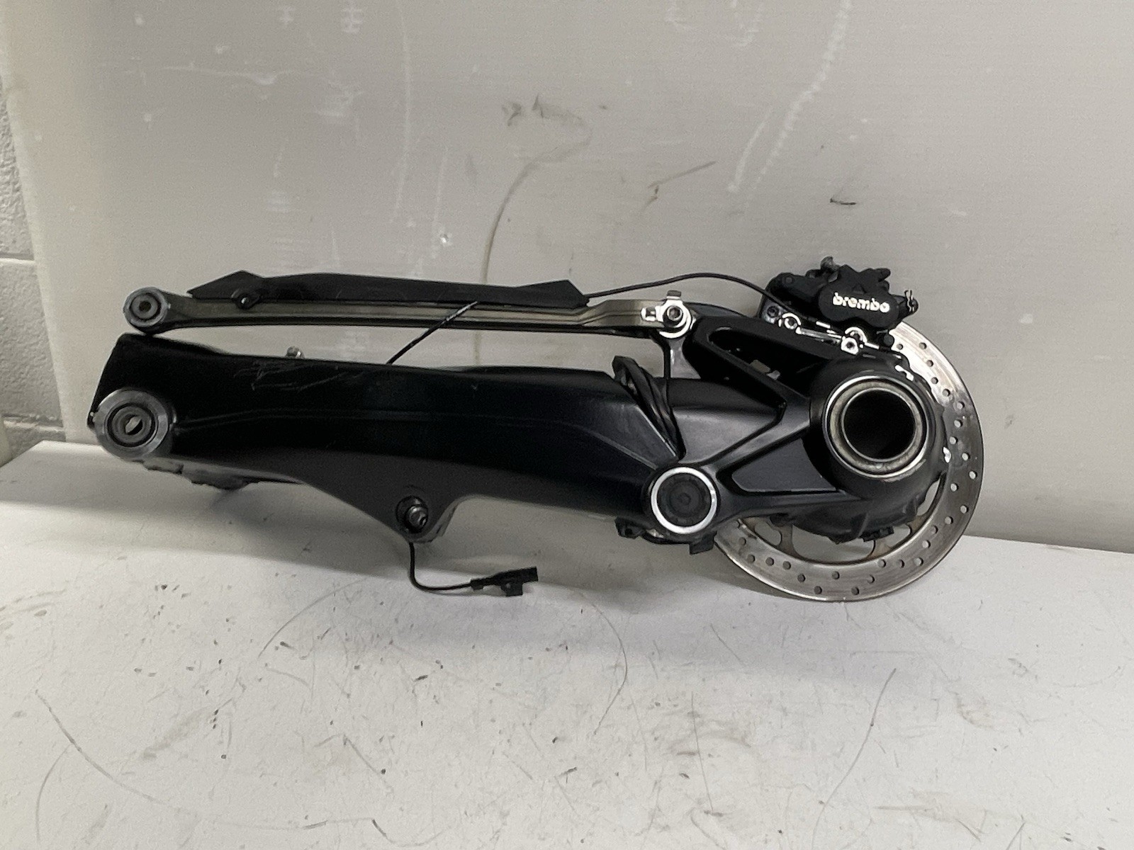 FORCELLONE POSTERIORE COMPLETO CON PINZA  ORIGINALE BMW R 1250 GS 2019-2024